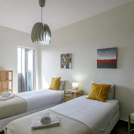 Lovelystay - Spacious 3br Flat With Ac And Balcony Apartment Porto