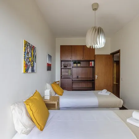 Apartment Lovelystay - Spacious 3br Flat With Ac And Balcony Porto