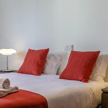 Lovelystay - Spacious 3br Flat With Ac And Balcony Apartment