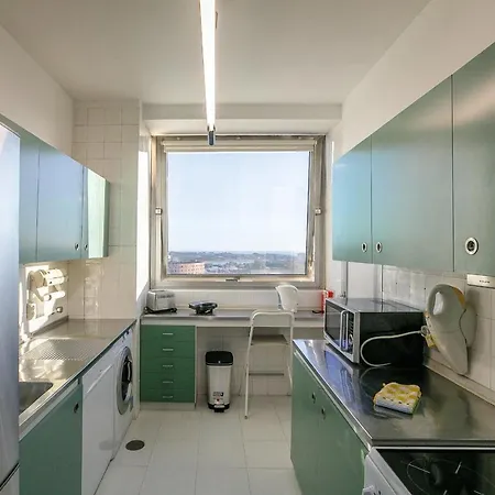Lovelystay - Spacious 3br Flat With Ac And Balcony Porto
