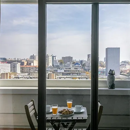 Lovelystay - Spacious 3br Flat With Ac And Balcony Apartment