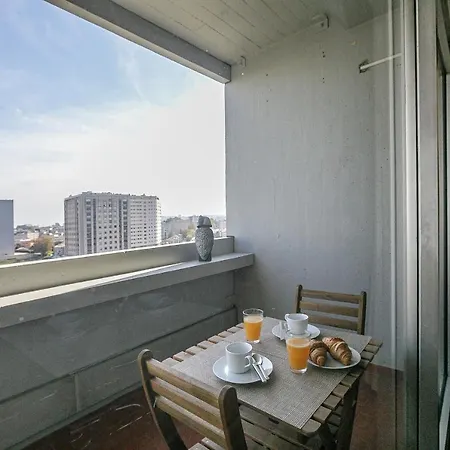Lovelystay - Spacious 3br Flat With Ac And Balcony