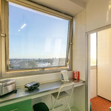 Lovelystay - Spacious 3br Flat With Ac And Balcony
