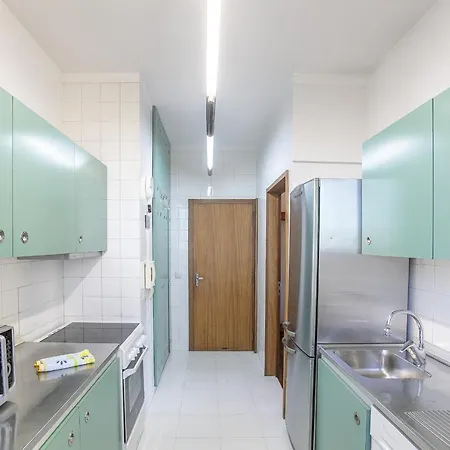 Lovelystay - Spacious 3br Flat With Ac And Balcony * Porto