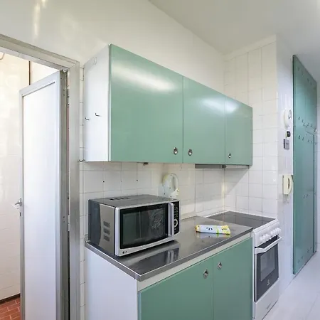 Lovelystay - Spacious 3br Flat With Ac And Balcony
