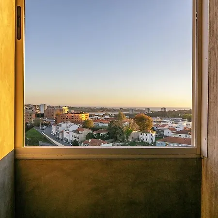Lovelystay - Spacious 3br Flat With Ac And Balcony Porto