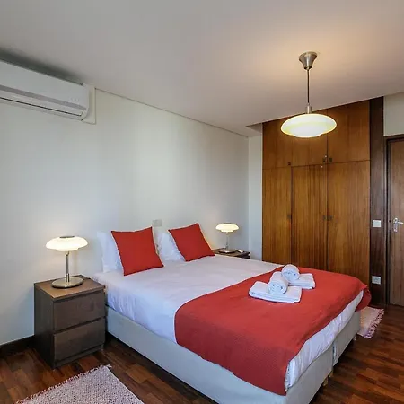 Lovelystay - Spacious 3br Flat With Ac And Balcony Apartment *