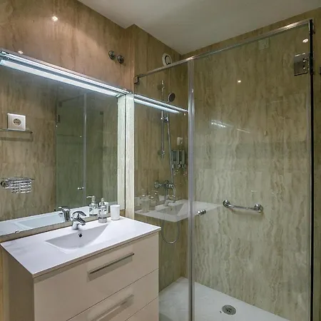 Lovelystay - Spacious 3br Flat With Ac And Balcony Apartment Porto