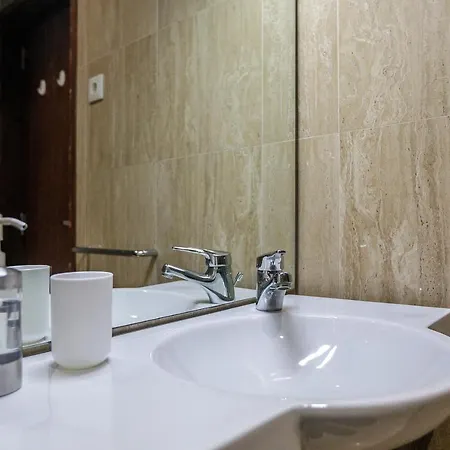 Apartamento Lovelystay - Spacious 3br Flat With Ac And Balcony *