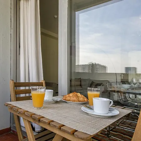 Lovelystay - Spacious 3br Flat With Ac And Balcony Apartment Porto