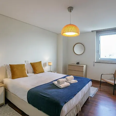 Lovelystay - Spacious 3br Flat With Ac And Balcony *