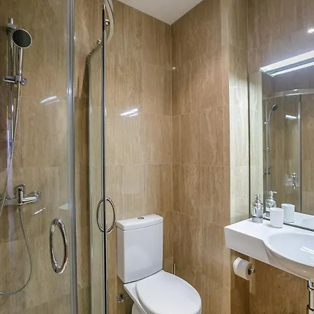 Lovelystay - Spacious 3br Flat With Ac And Balcony
