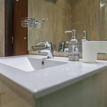 Lovelystay - Spacious 3br Flat With Ac And Balcony *