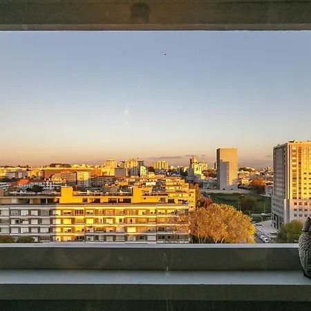 Lovelystay - Spacious 3br Flat With Ac And Balcony Apartment